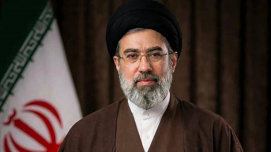 رهبر معظم  انقلاب اسلامی حضرت آیت الله العضمی امام سید مجتبی خامنه ای